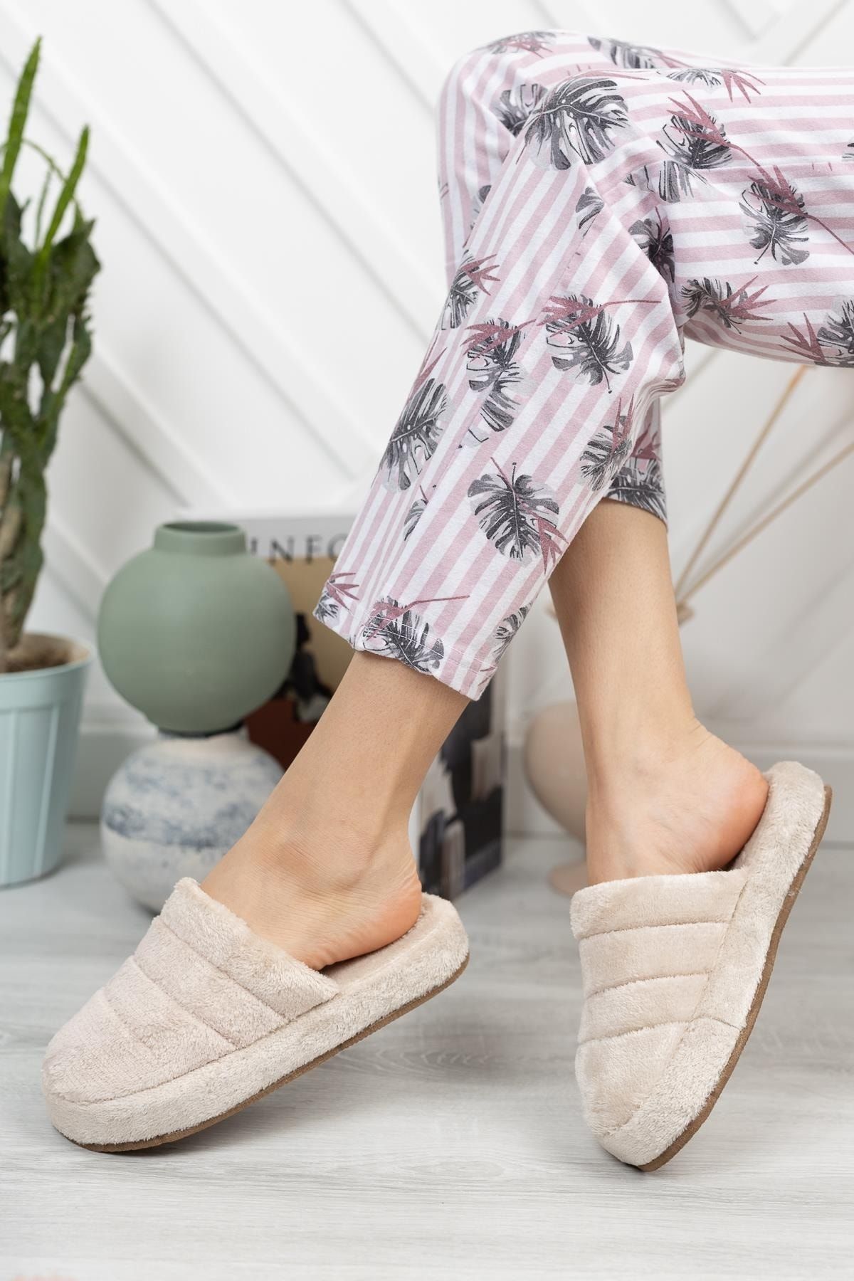 Smt-03 Bej Kapalı Kadın Ev Terliği Kışlık Terlik Bej