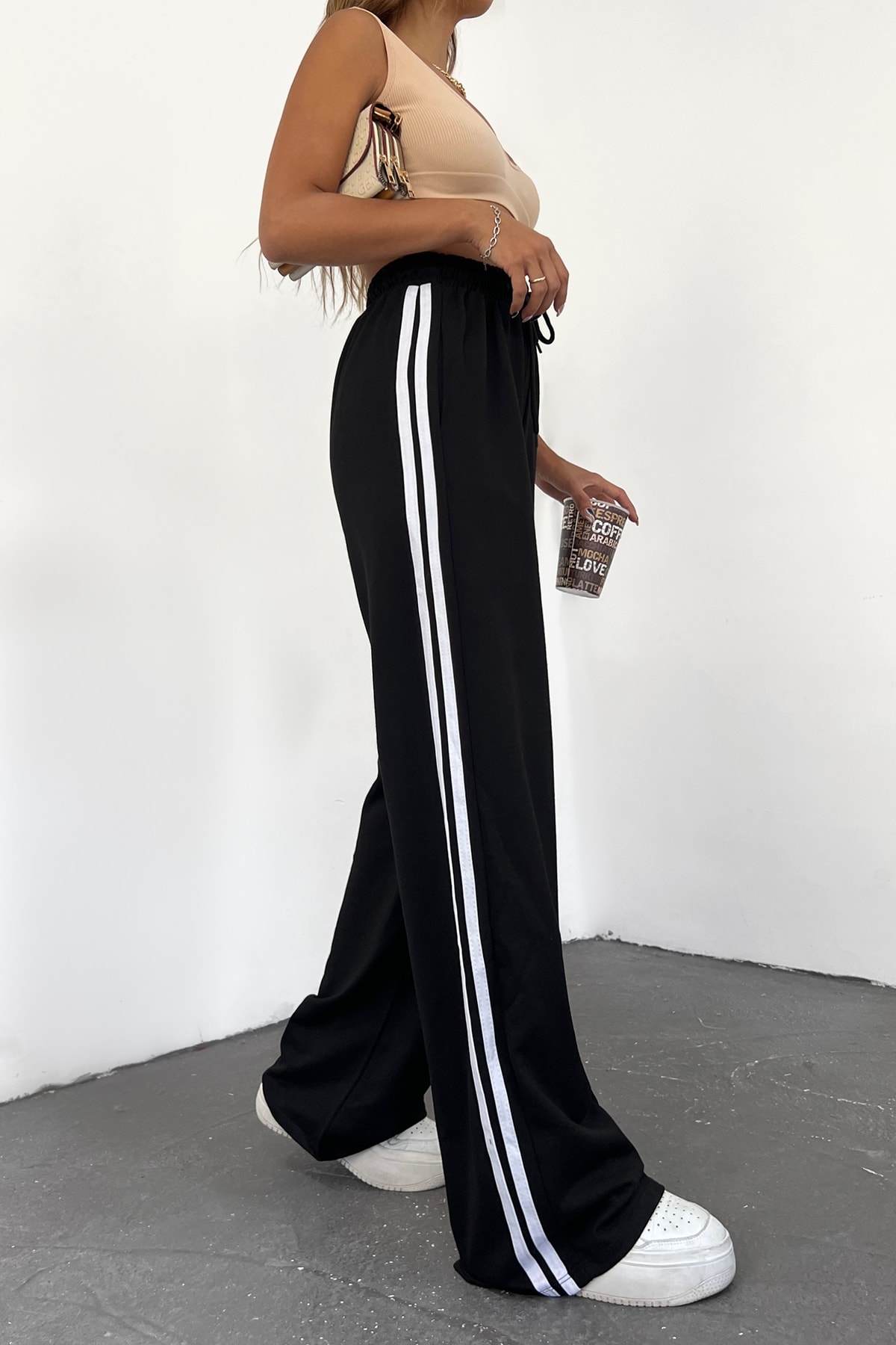 Kadın Siyah Yüksek Bel Şeritli Bol Paça Mevsimlik Eşofman Altı